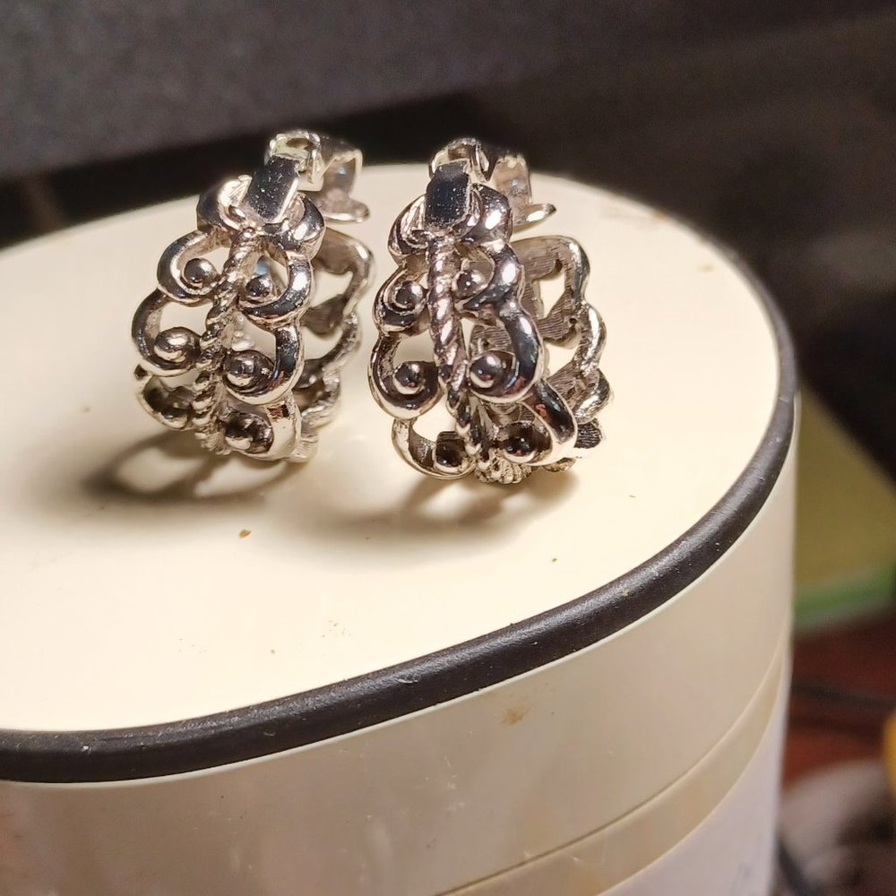 Vintage Avon Clip earings